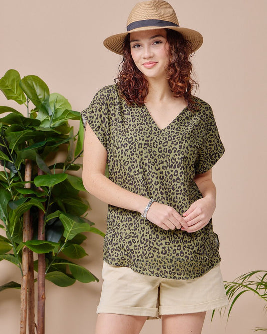 Sadie - Fiesty Green leopard: Basic V-neck top